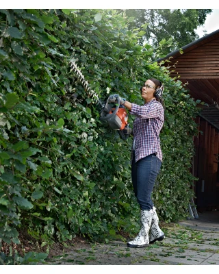 Husqvarna 122HD45 18” Hedge Trimmer - 2-Stroke