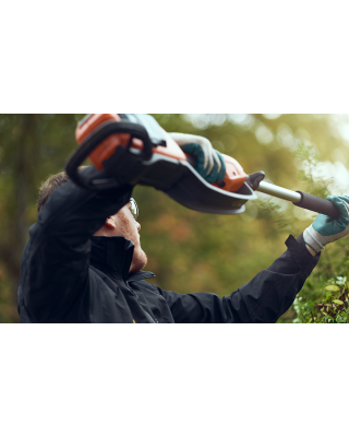 Husqvarna 520iHE3 Pole Hedge Trimmer - 36V Battery Husqvarna 520iHE3 Pole Hedge Trimmer - 36V Battery