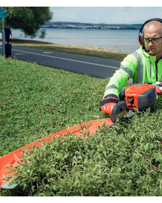 Husqvarna 522HS75X 30” Hedge Trimmer - 2-Stroke Husqvarna 522HS75X 30” Hedge Trimmer - 2-Stroke
