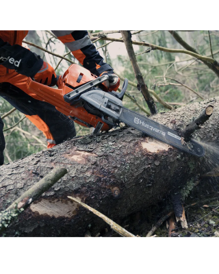 Husqvarna 572 XP® 15-28” Chainsaw (70.6cc) Husqvarna 572 XP® 15-28” Chainsaw (70.6cc)