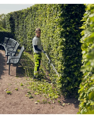 Husqvarna 525iHE4 Pole Hedge Trimmer - 36V Battery Husqvarna 525iHE4 Pole Hedge Trimmer - 36V Battery